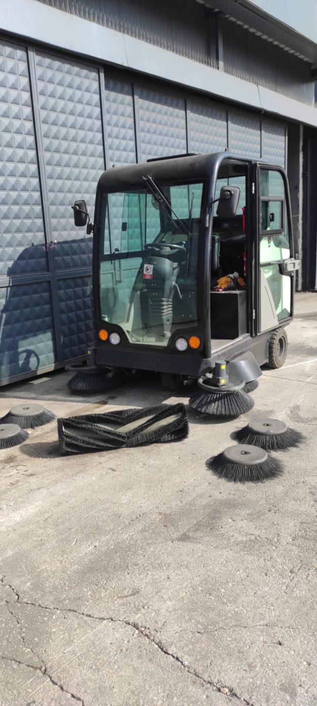 yol süpürme makinesi 